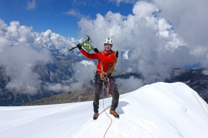 Waldemar Niclevicz no cume do Weissmies (4.017m), Saas Fee, Suíça. Foto de Alexandre Silva.