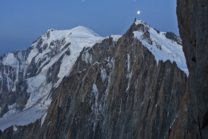 Lua cheia sobre o Mont Blanc. Foto de Waldemar Niclevicz.