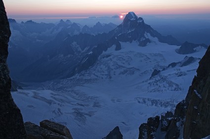 Amanhecer revelando as Grande Jorasses, maciço do Mont Blanc. Foto de Waldemar Niclevicz.