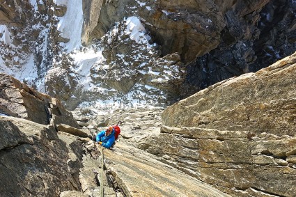 Alê Silva superando a Punta Mediana (4.097m). Foto de Waldemar Niclevicz.