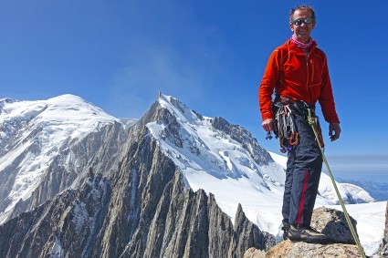 Waldemar Niclevicz no cume da L’Isolée (4.114m), Mont Blanc ao fundo. Foto de Alexandre Silva.