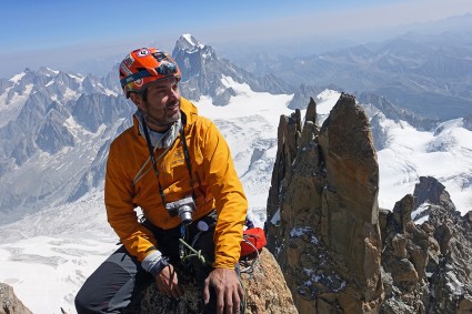 Alexandre Silva no cume da L’Isolée (4.114m), outras torres das Aiguilles du Diable logo atrás. Foto de Waldemar Niclevicz.