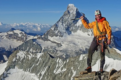 Niclevicz durante a escalada do Ober Gabelhorn (4.063). Ao fundo o Matterhorn (4.478m), Suíça. Foto de Simone Arrigoni.