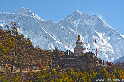 O Lhotse (8.501m), à direita, e a pirâmide superior do Everest (8.848m), à esquerda em último plano, vistos acima de Namche Bazar (3.400m). Foto de Waldemar Niclevicz.