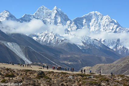 Novamente o Kangtega (6.783m) e o Thamserku (6.618m), vistos entre Dingboche e Lobuche, trecho mais bonito da caminhada ao Everest. Foto de Waldemar Niclevicz.