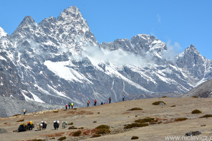 O Lobuche (6.119m), hoje um “trekking peak” bem famoso, no sexto dia de caminhada a base do Everest. Foto de Waldemar Niclevicz.