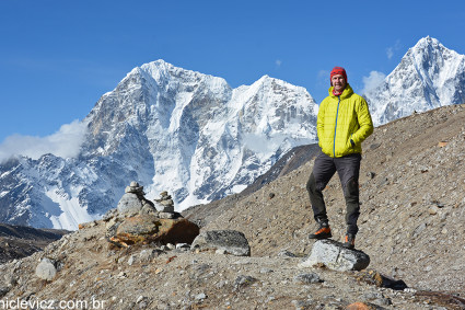 Niclevicz com o Cholatse (6.440m) e o Tawoche (6.501m), sétimo e último dia até o acampamento-base do Everest. Foto de Jorge Baggio.