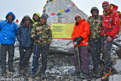 Grupo de Florianópolis, liderados por Arthur Oliveira e João Neto, que tive a honra de levar até o acampamento-base do Everest. Foto de Ang Tsering.