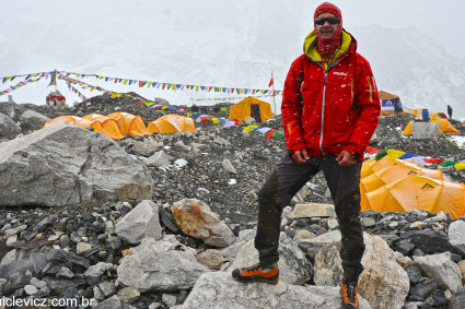 Niclevicz no acampamento-base do Everest, 22 de abril de 2019. Foto de Jorge Baggio.