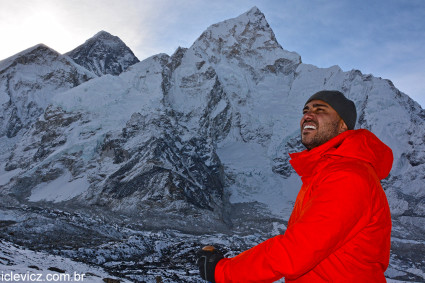 Arthur Oliveira no Kalapattar (5.623m), diante do Everest (8.848m) (pirâmide negra, à esquerda, em último plano). Foto de Waldemar Niclevicz.