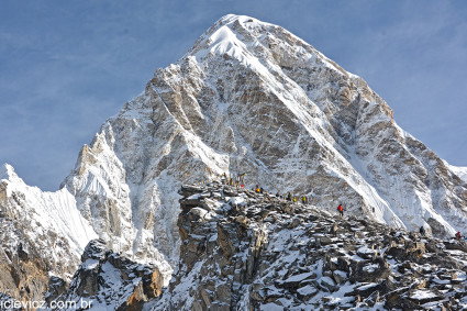 Topo do Kalapattar (5.623m), mirante para a pirâmide superior do Everest. Ao fundo em destaque o Pumori (7.161m). Foto de Waldemar Niclevicz.