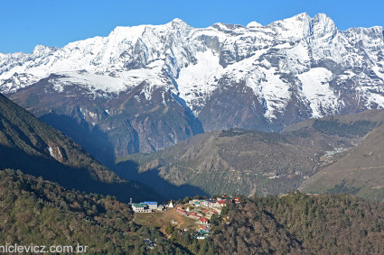 Vila de Thyangboche (3.800m) e o Kongde (6.187m ), vistos durante o voo de helicóptero do Everest para Kathmandu. Foto de Waldemar Niclevicz.
