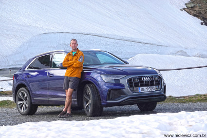 Niclevicz com o Q8, nossa “Macchina Quattro” de viajar pelos Alpes, patrocinado pela Audi Brasil. Foto de Raul Barros.