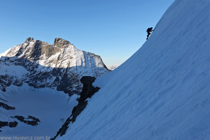 Amanhecer no Gross Grünhorn (4.044m), onde o Chiquinho aparece chegando na crista que nos levaria ao cume. Foto de Waldemar Niclevicz.