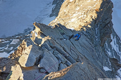 O suíço Florian Peter, escalando o segundo gendarme da La Dente Blanche (4.357m), Valais, Suíça. Foto de Waldemar Niclevicz.