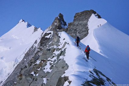 Crista norte do Weisshorn, com o característico Grande Gendarme, trecho vertical de 40m de IV, crux da escalada. Valais, Suíça. Foto de Waldemar Niclevicz.