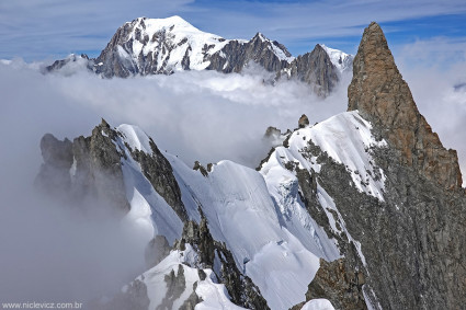 Em primeiro plano, dois alpinistas na parte inicial da travessia das Grandes Jorasses. À direita o Dente del Gigante. Ao fundo o Mont Blanc. Foto de Waldemar Niclevicz.