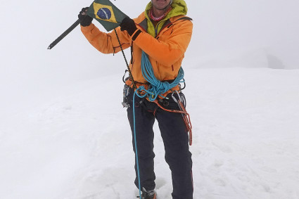 Waldemar Niclevicz no alto da Punta Walker (4.208m), 61º Quatro Mil escalado, ponto culminante das Grandes Jorasses, Mont Blanc. Foto de Chiquinho.