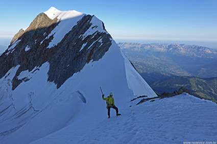 Waldemar Niclevicz diante da Aiguille de Bionnassay (4.052m), França / Itália. Maciço do Mont Blanc. Foto de Mirko Marchisio.