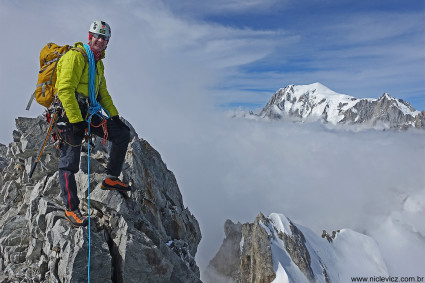 Niclevicz no topo da Aiguille de Rochefort (4.001m), 55º Quatro Mil escalado. Mont Blanc ao fundo. Travessia das Grandes Jorasses. Foto do Chiquinho.