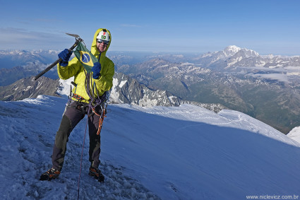 Niclevicz no cume do Grand Combin de Grafeneire (4.314m), escalado junto com Marcio Hoepers, incluindo Grand Combin de Valsorey (4.184m) e Grand Combin de La Tsessette (4.135m). Foto de Marcio Hoepers.