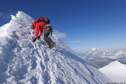 Marcio Hoepers descendo o Grand Combin de Grafeneire (4.314m), em direção ao Grand Combin de La Tsessette (4.135m). Ao fundo o Mont Blanc. Foto de Waldemar Niclevicz.