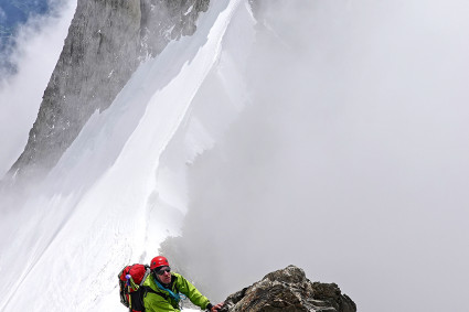 Marcio Hoepers chegando no cume da AIGUILLE BLANCHE DE PEUTEREY (4.112m) (cume central, Punta Gussfeltd) Crista de Peuterey. Maciço do Mont Blanc. Foto de Waldemar Niclevicz.