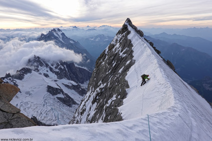 Marcio Hoepers deixando o cume do GRAND PILIER D’ANGLE (4.243m), local onde passamos a noite bivacando, para dar continuidade da escalada da Crista de Peuterey, maciço do Mont Blanc. Foto de Waldemar Niclevicz.