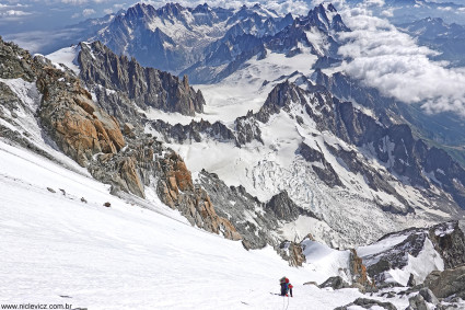 Final da Crista de Peuterey, uma das mais difíceis escaladas do maciço do Mont Blanc, que termina no cume do MONTE BIANCO DI COURMAYEUR (4.748m). Foto de Waldemar Niclevicz.