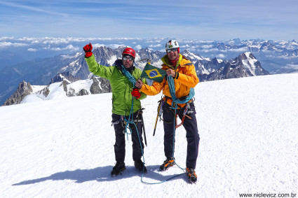 Marcio e Waldemar no cume do Mont Blanc (4.807m), após a escalada da Crista de Peuterey, que passa por outros três Quatro Mil (Aiguille Blanche, Grand Pilier d’Angle e Monte Bianco di Courmayeur).