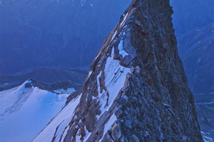 Cruzando o Grande Gendarme (4.091m), crista nordeste do Lenzspitze (4.294m). Atrás da Daiane Luise (que já cruzou o gendarme) dois alpinistas, outros dois estão quase no topo do gendarme. Foto de Waldemar Niclevicz.