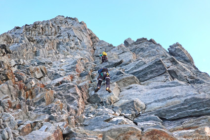 Crux, trecho mais difícil em rocha, IV grau, da crista nordeste do Lenzspitze (4.294m). Valais, Suíça. Foto de Waldemar Niclevicz.