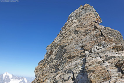 Waldemar Niclevicz na travessia entre o Lenzspitze (4.294m) e o Nadelhorn (4.327m), duas horas de escalada em uma bela crista de rocha. Valais, Suíça. Foto de Daiane Luise.