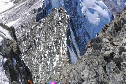 Momentos finais da interminável travessia entre o Taschhorn (4.491m) (pontiagudo ao fundo) e o Dom de Mischabel (4.545m), um dos maiores desafios dos Quatro Mil dos Alpes. Foto de Waldemar Niclevicz.