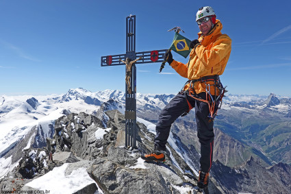 Waldemar Niclevicz no cume do Dom de Mischabel (4.545m), a maior montanha totalmente Suíça. Foto de Daiane Luise.