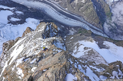 Vinicius Todero em nossa espetacular escalada do Schreckhorn (4.078m), o Quatro Mil mais difícil da Suíça. Foto de Waldemar Niclevicz.