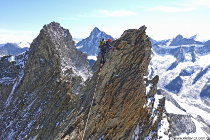 Vinicius Todero na travessia Schreckhorn (4.078m) / Lauteraarhorn (4.042m) (que aparece à esquerda ao fundo), Oberland, Suíça. A montanha ao fundo no centro é o Finsteraarhorn (4.274m). Foto de Waldemar Niclevicz.