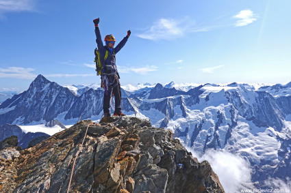 Vinicius Todero, escalador brasileiro de renome internacional, comemora o sucesso da travessia desde o Schreckhorn (4.078m) até o cume do Lauteraarhorn (4.042m), Oberland, Suíça. Foto de Waldemar Niclevicz.