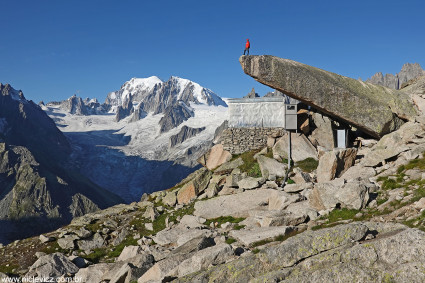 Pedro Hauck contempla o Mont Blanc (4.807m) desde o Refugio Courvecle (2.687m). Foto de Waldemar Niclevicz.