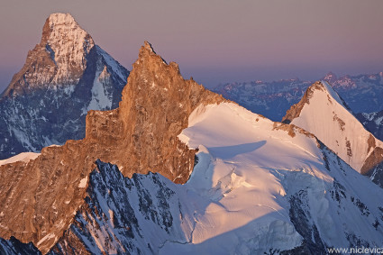 Amanhecer na Crista Norte do Weisshorn (4.506m). Em destaque: Matterhorn (4.478m), Zinalrothorn (4.221m) e Ober Gabelhorn (4.063m). Suíça. Foto de Waldemar Niclevicz.