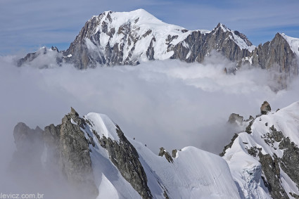 Na crista oeste das Grandes Jorasses, Mont Blanc (4.807m) ao fundo. ). Foto de Waldemar Niclevicz.