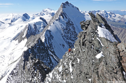 Travessia entre o Täschhorn (4.491m) e o Dom de Mischabel (4.545m). Foto de Waldemar Niclevicz.