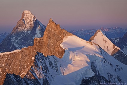 Amanhecer na Crista Norte do Weisshorn (4.506m). Em destaque: Matterhorn (4.478m), Zinalrothorn (4.221m) e Ober Gabelhorn (4.063m). Suíça. Foto de Waldemar Niclevicz.