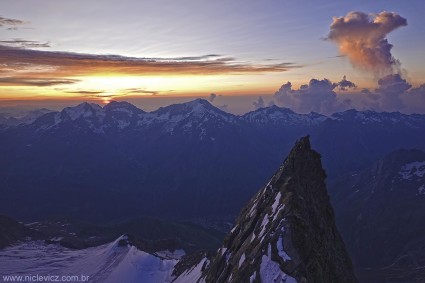 Amanhecer durante a escalada do Lenzspitze (4.294m), Suíça. Foto de Waldemar Niclevicz.