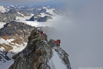 Escalada do Dent d’Hérens (4.174m), Itália / Suíça. Foto de Waldemar Niclevicz.