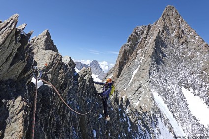 Vinícius Todero na Lauteraargrat, com o Schreckhorn (4.078m) logo atrás. Foto de Waldemar Niclevicz.