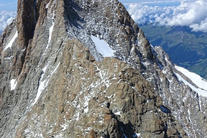 Waldemar Niclevicz na Lauteraargrat, ao fundo a imponência do Schreckhorn (4.078m). Foto de Vinícius Todero.