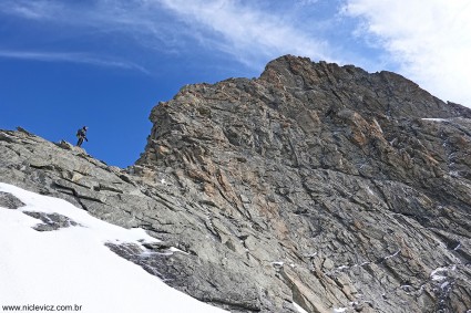 Vinícius Todero no topo da “Rampa”, acima a imponente Crista Oeste do Schreckhorn. Foto de Waldemar Niclevicz.