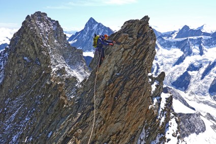 Vinícius Todero na Lauteraargrat, longe à sua esquerda o cume do Lauteraarhorn (4.042m). Foto de Waldemar Niclevicz.