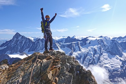 Vinícius Todero no cume do Lauteraarhorn (4.042m), ao fundo à esquerda o Finsteraarhorn (4.274m), no dia 14/08/2019. Foto de Waldemar Niclevicz.